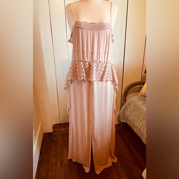 Free People Dresses & Skirts - FREE PEOPLE intimate pale pink flowy bohemian dress 💕